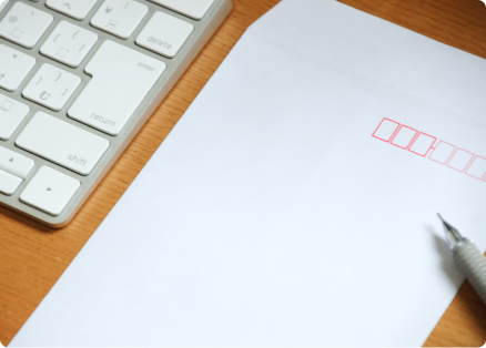 封筒とペンの画像です