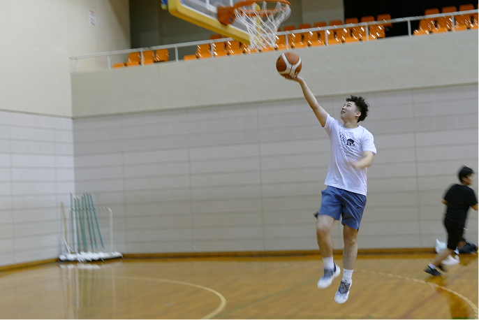 バスケットボール部のレイアップシュートの様子