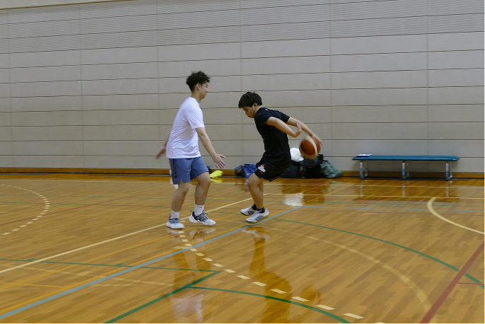 バスケットボール部のドリブル練習の様子