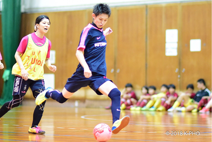 フットサル部のシュート練習の様子