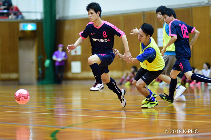 フットサル部の試合でドリブルする様子