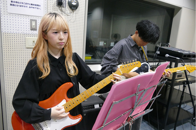 軽音楽部のギター練習の様子