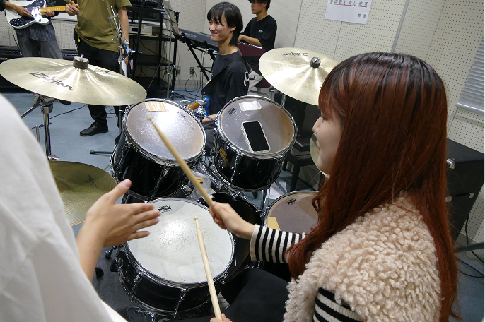 軽音楽部のドラム練習の様子