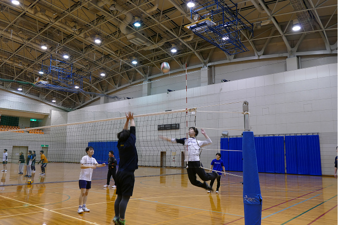 バレーボール部のスパイク練習の様子