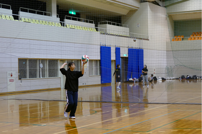 バレーボール部のサーブ練習の様子