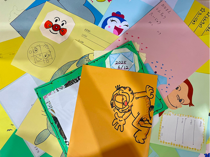 子どもたちが描いた絵の展示