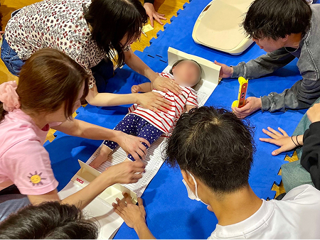 ボランティアサークルが子どもを支援する様子