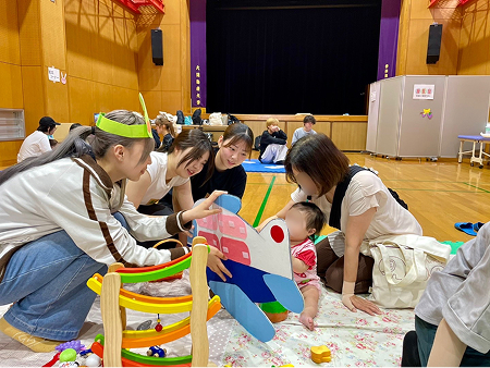 ボランティアサークルが赤ちゃんと遊ぶ様子