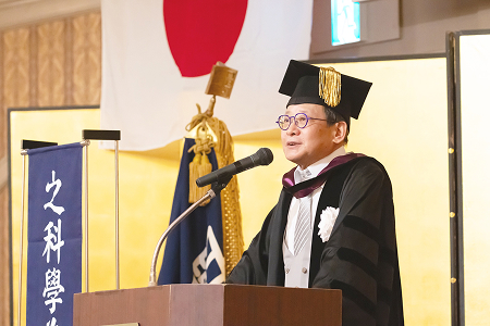 入学式で挨拶する学長