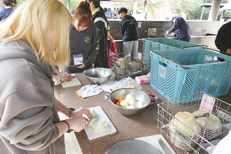 新入生一泊研修での調理体験の様子