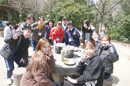新入生一泊研修での学生たちの集合写真
