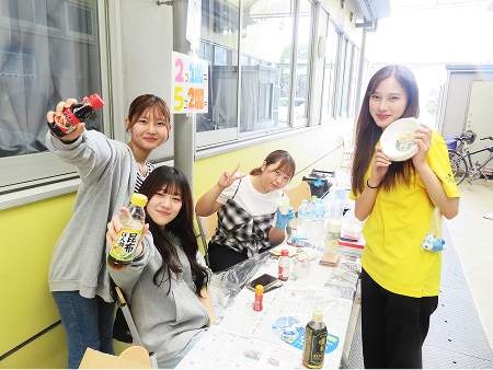物療祭の模擬店での学生たちの様子