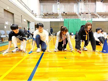 体育大会での競技の様子