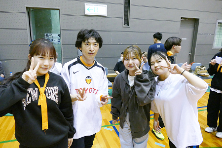 体育大会での学生たちの集合写真