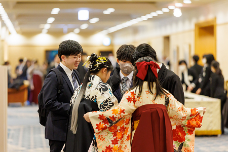 学位記授与式後の袴姿の学生たちの様子