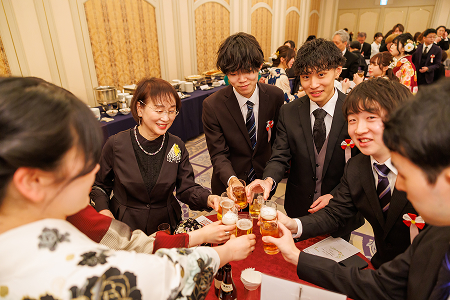 卒業パーティーでの乾杯の様子