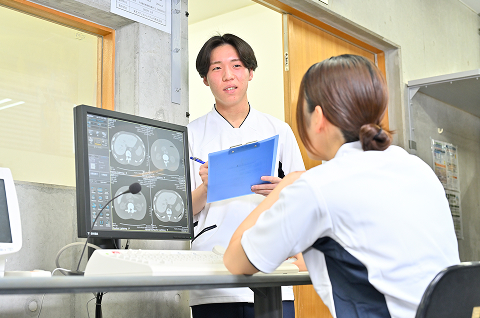 教室で女子学生がPCを使って学習する様子