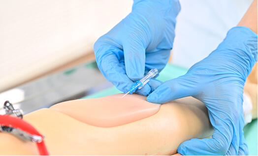 2年次にファントムを使って穿刺の練習をしています