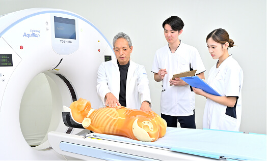 3年次に学内実習で、CTのポジショニングの説明をしています