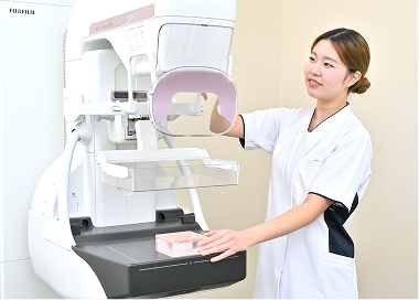女子学生がマンモグラフィーの実習