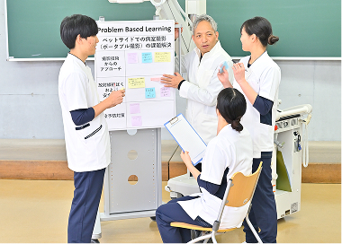 先生と学生が課題解決について話す様子