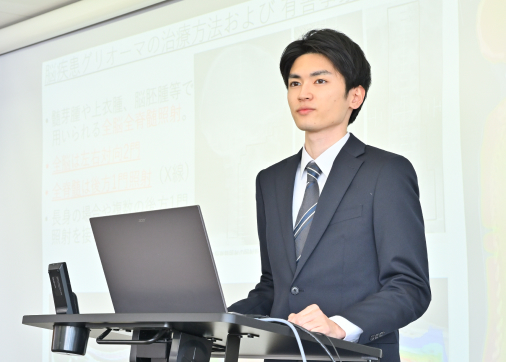 図書館で学習している学生の様子