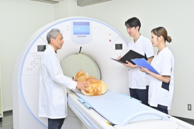 講師が学生に実習で指導している様子