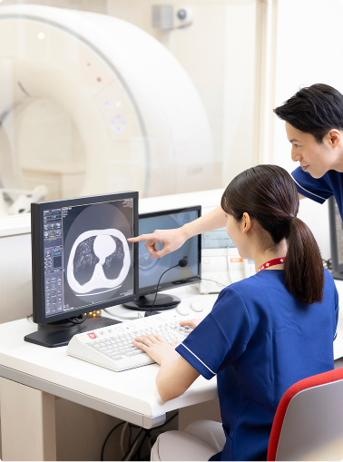 先輩技師が後輩技師にCT画像の見方を教えている