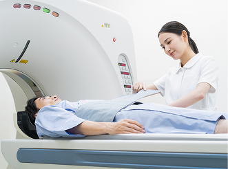 診療放射線技師が患者さんに検査説明をしています