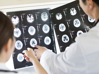 フィルムのCT画像を確認しています