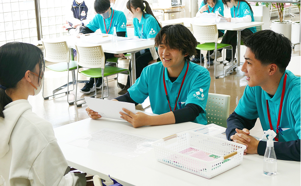 学生に説明している様子