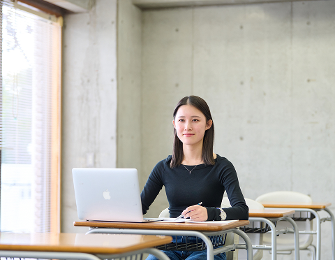 教室で女子学生がPCを使って学習する様子