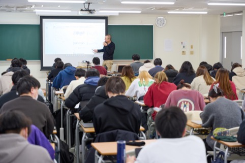 学生が実習する様子