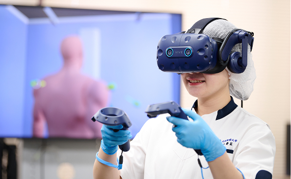 機器の体験をしている学生