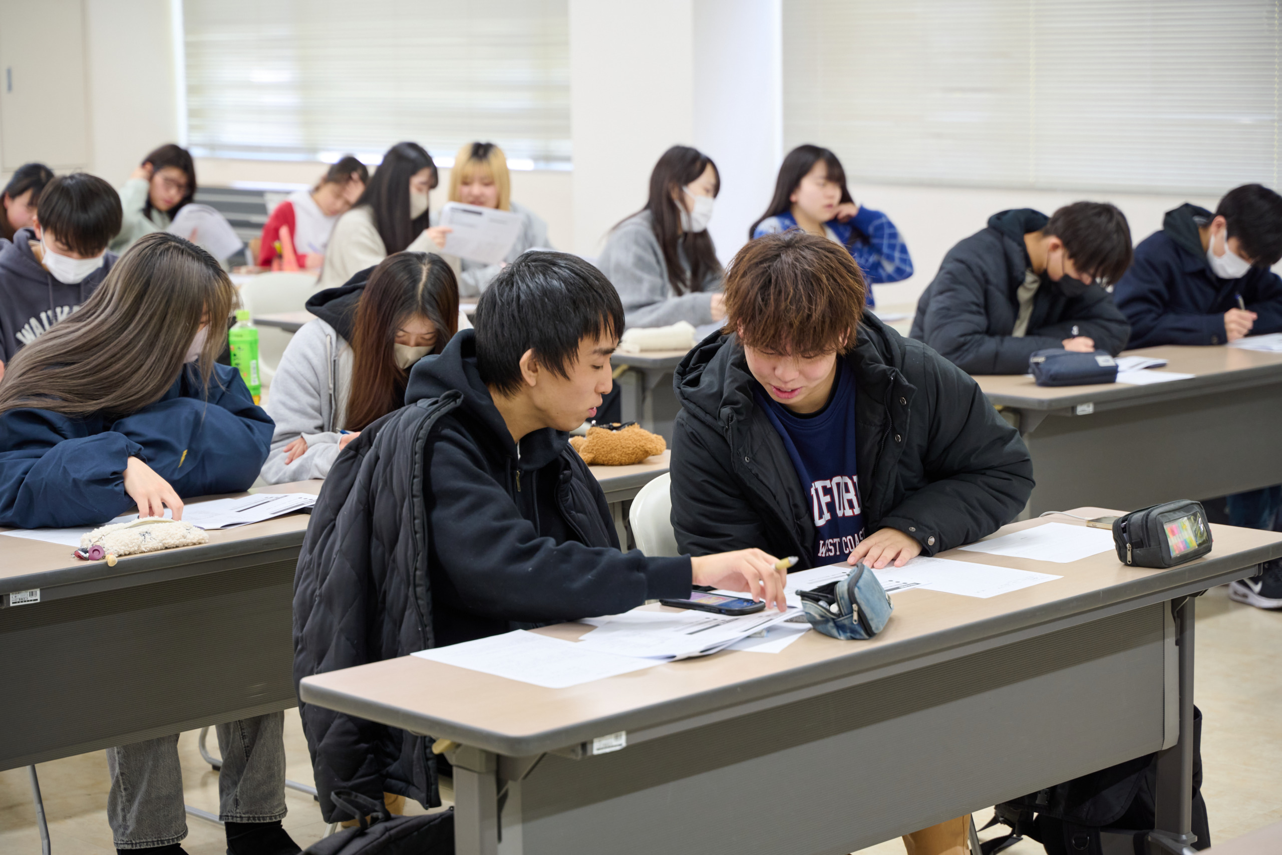 先生と学生が課題解決について話す様子