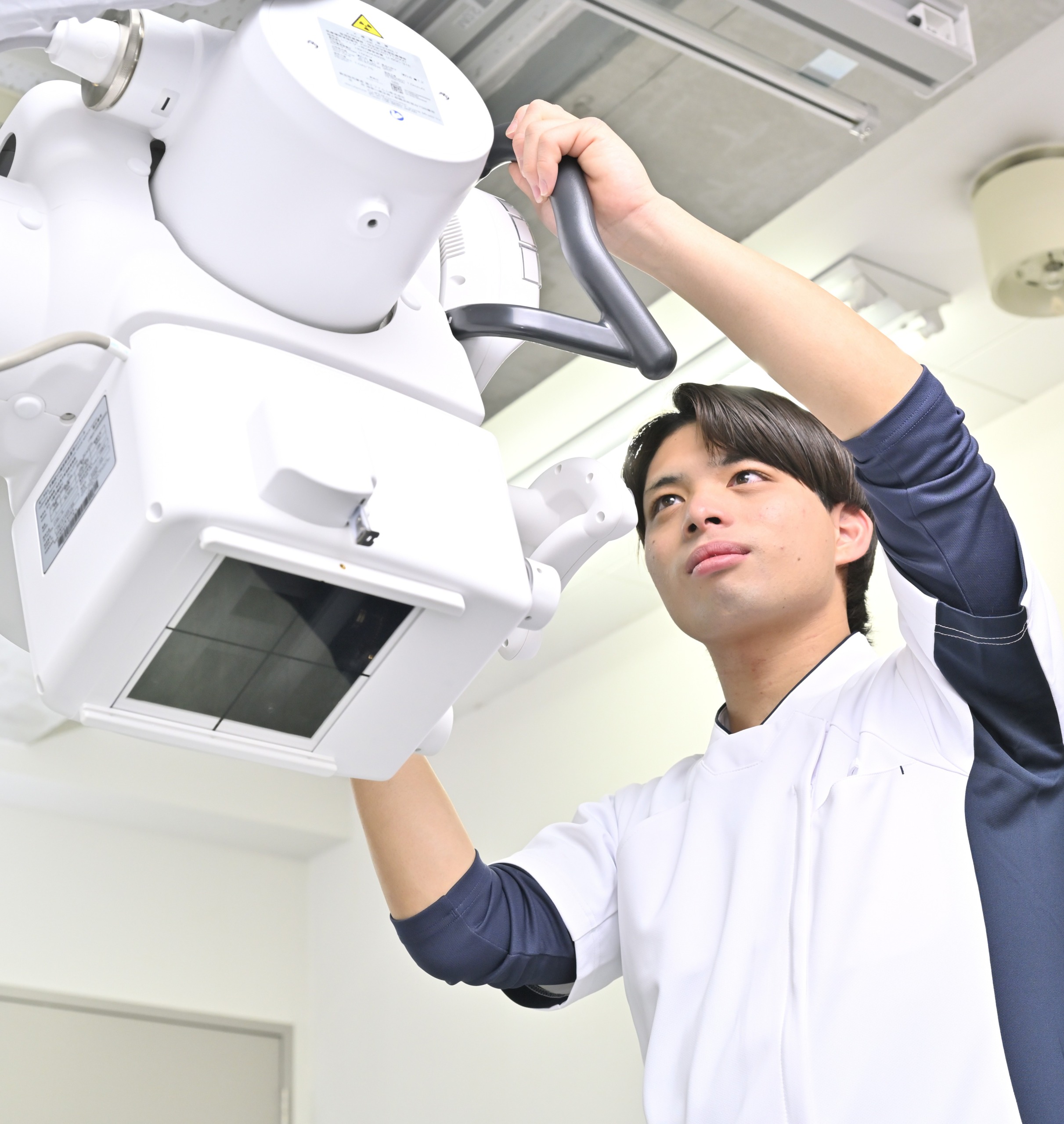 授業で学生と教員が話し合う様子